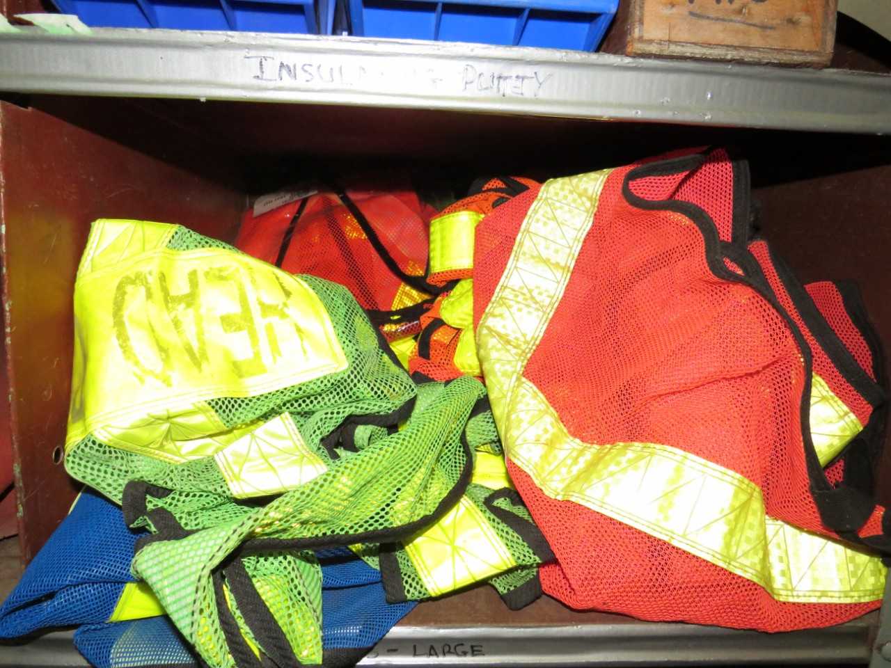LOT OF ASSORTED REFLECTIVE SAFETY VEST - SAFETY EQUIPMENT