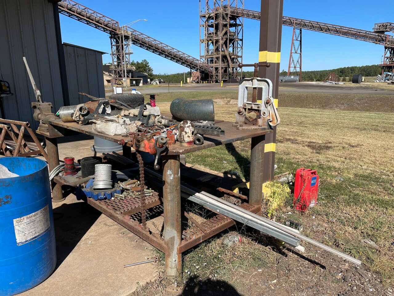 Steel table with 3 vice - MISCELLANEOUS