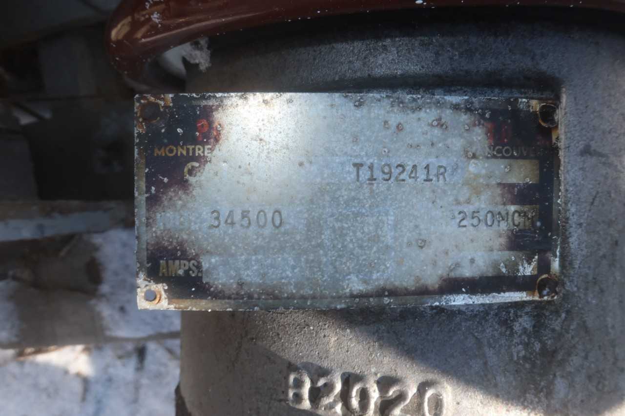 1 PALLET OF ASSORTED INSULATORS/POTHEADS T19241R - VALVES