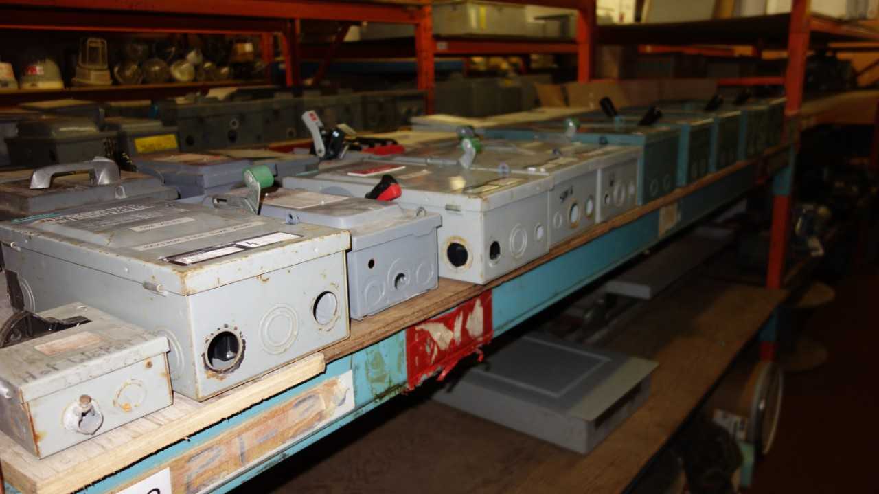 LOT OF ASSORTED DISCONNECT SWITCHES - DISCONNECT SWITCHES