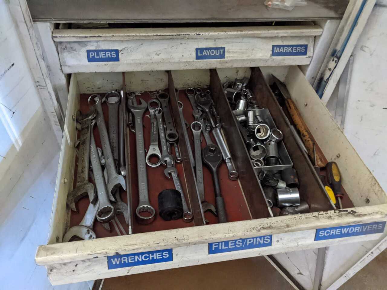6 DRAWER TOOL CABINET LOCKER WITH CONTENTS, ASSORTED TOOLS, WRENCHES, SOCKET SETS, CLAMPS - TOOL STORAGE