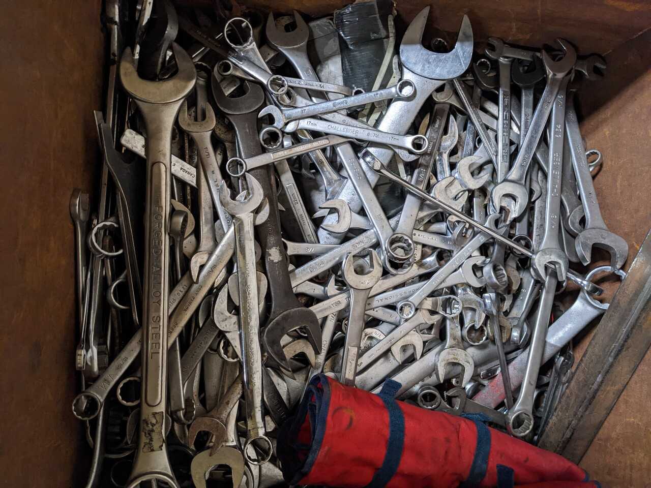 LOT OF ASSORTED COMBINATION WRENCHES - HAND TOOLS