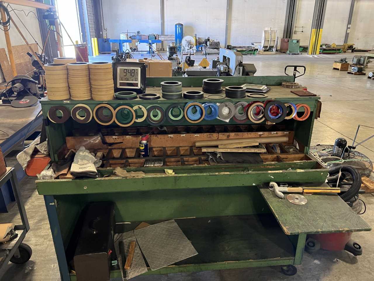 Lot of wooden shelf on casters with gaskets and miscellaneous content. - INDUSTRIAL PARTS