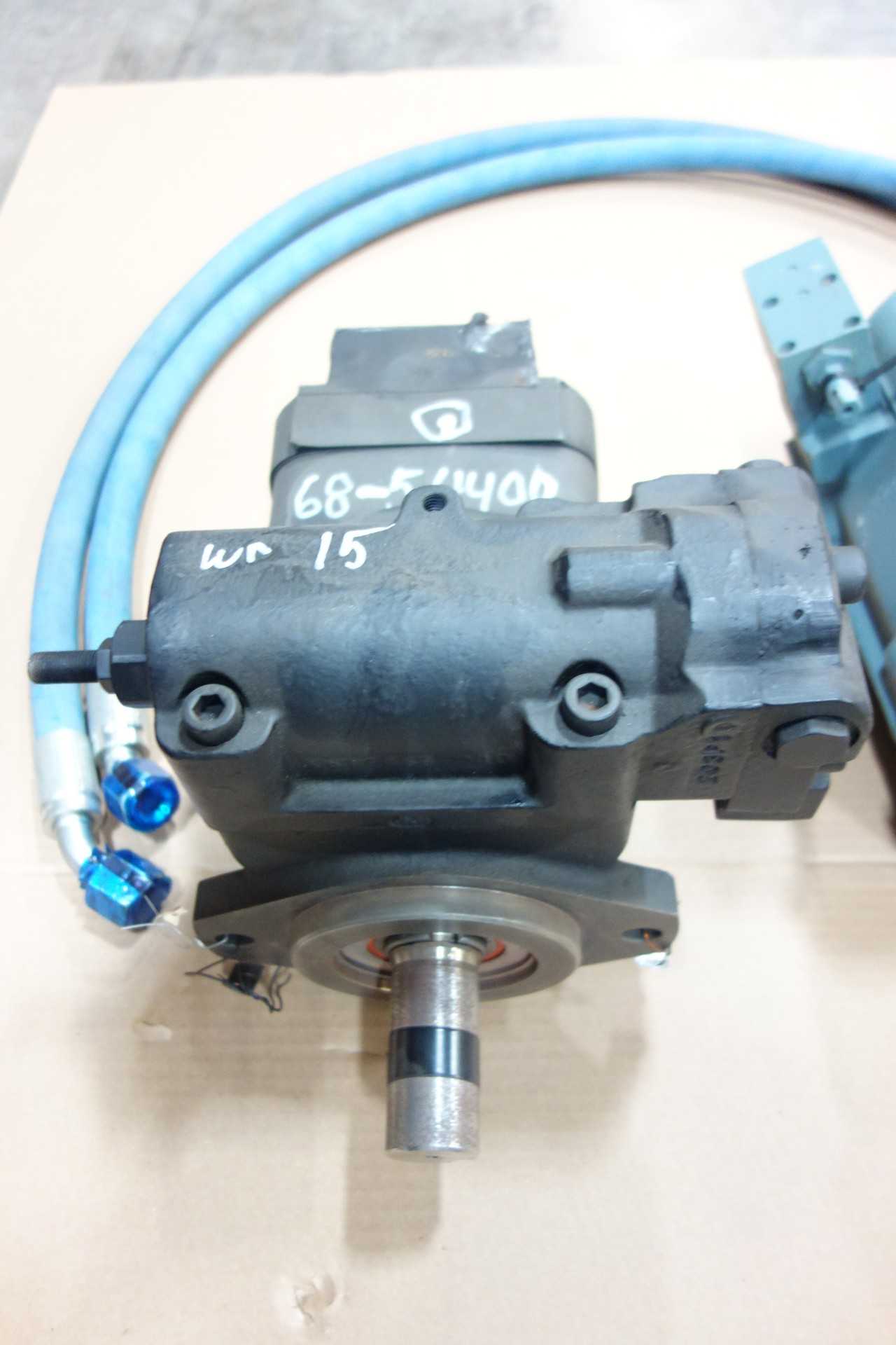 LOT OF ASSORTED HYDRAULIC PUMP/MOTOR AND ACCESSORIES - HYDRAULIC PUMP