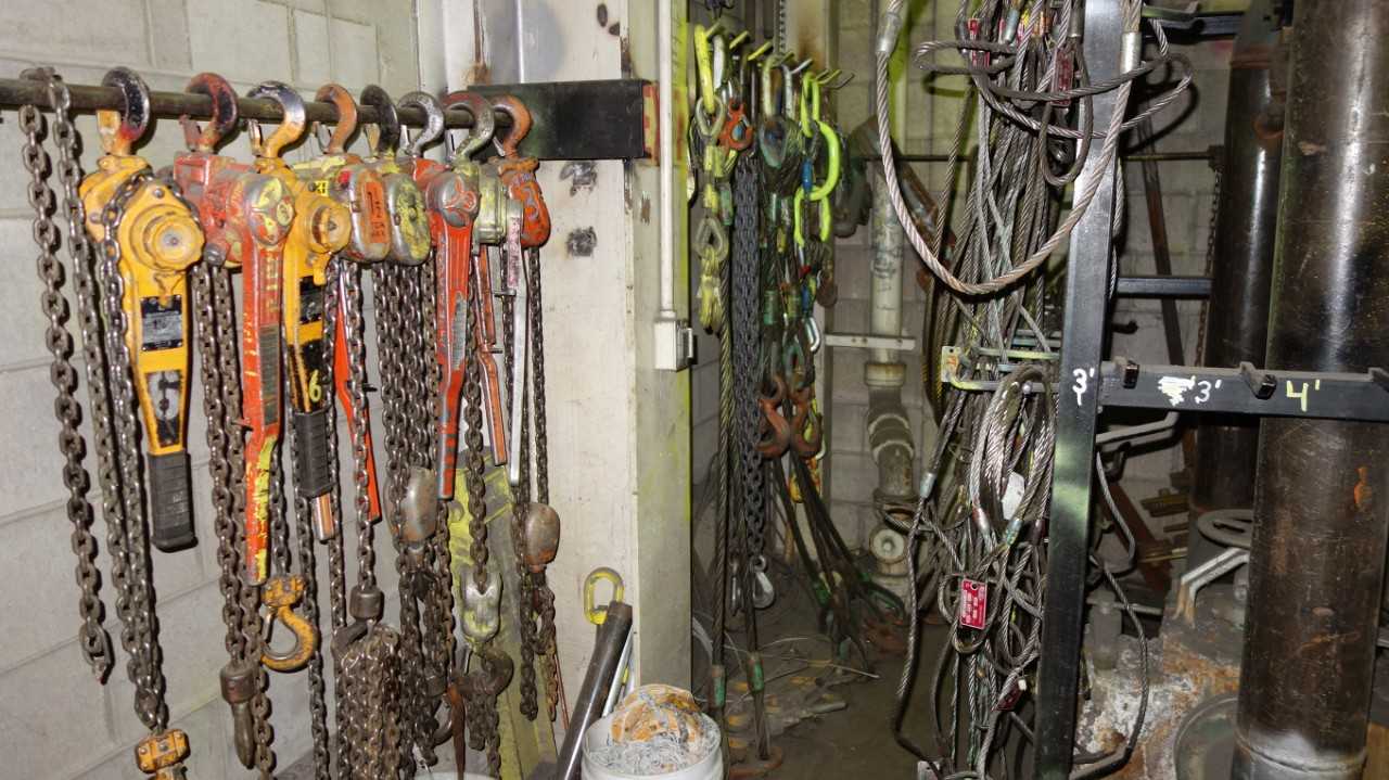 LOTS 450 TO 456 - CONTENTS OF CRIB CONTAINING MANUAL CHAIN HOISTS AND SLINGS - LIFTING EQUIPMENT