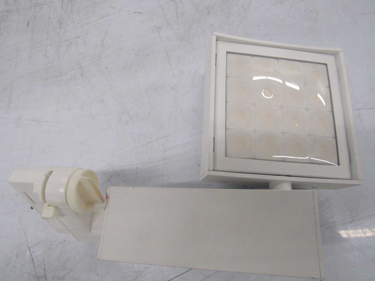 Quantity of 23x CNTRV44.32.LED.E.WT.TN2W.277.WW.3500 Lights - LIGHTING