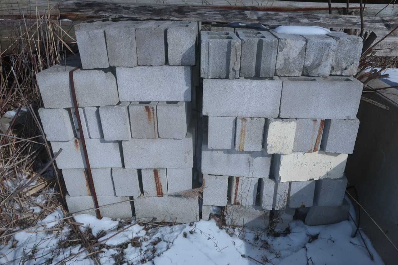 LOT OF ASSORTED CONCRETE BLOCKS - TRAILER MOUNTED EQUIPMENT