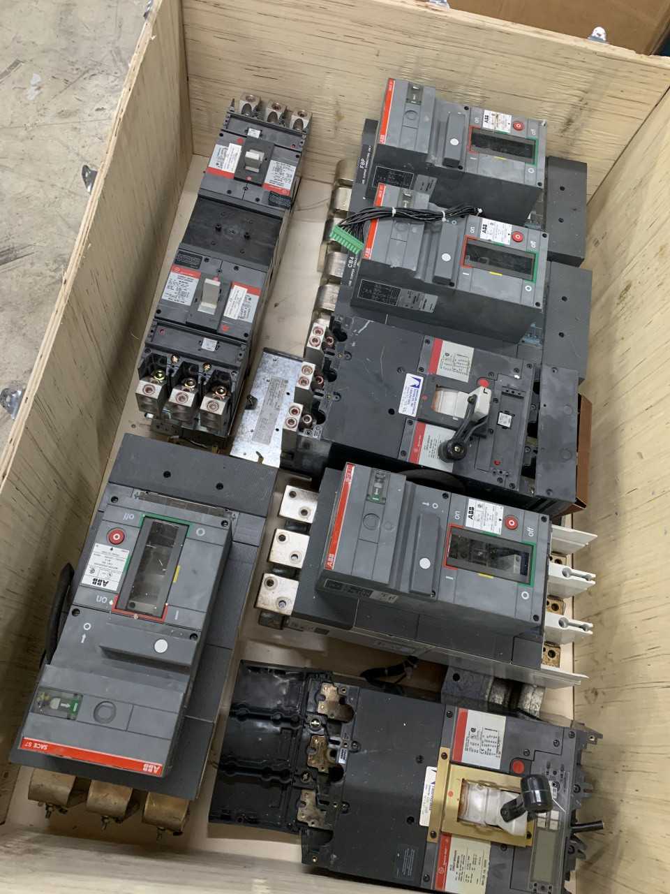 CRATE OF USED GENERAL ELECTRIC AND ABB CIRCUIT BREAKERS VARIOUS MODELS - CIRCUIT BREAKERS
