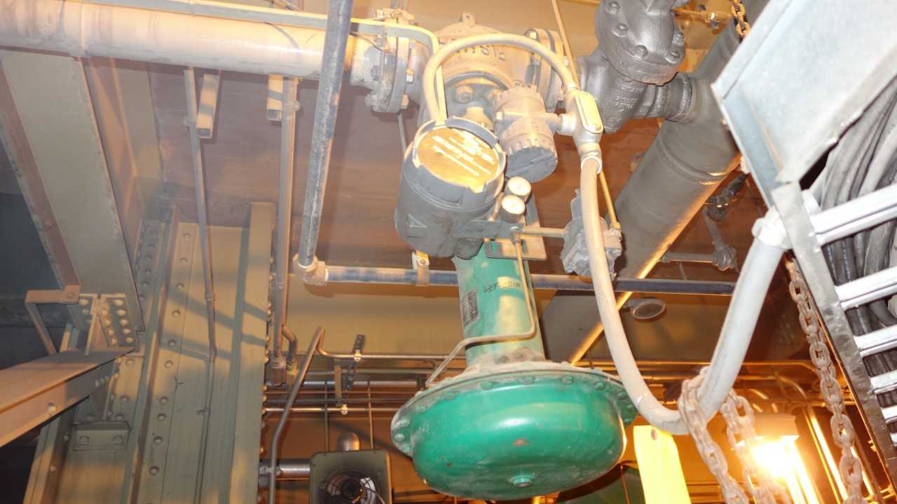 FISHER 667-ES 4 IN STEEL CONTROL VALVE W/ 3590 POSITIONER - CONTROL VALVE
