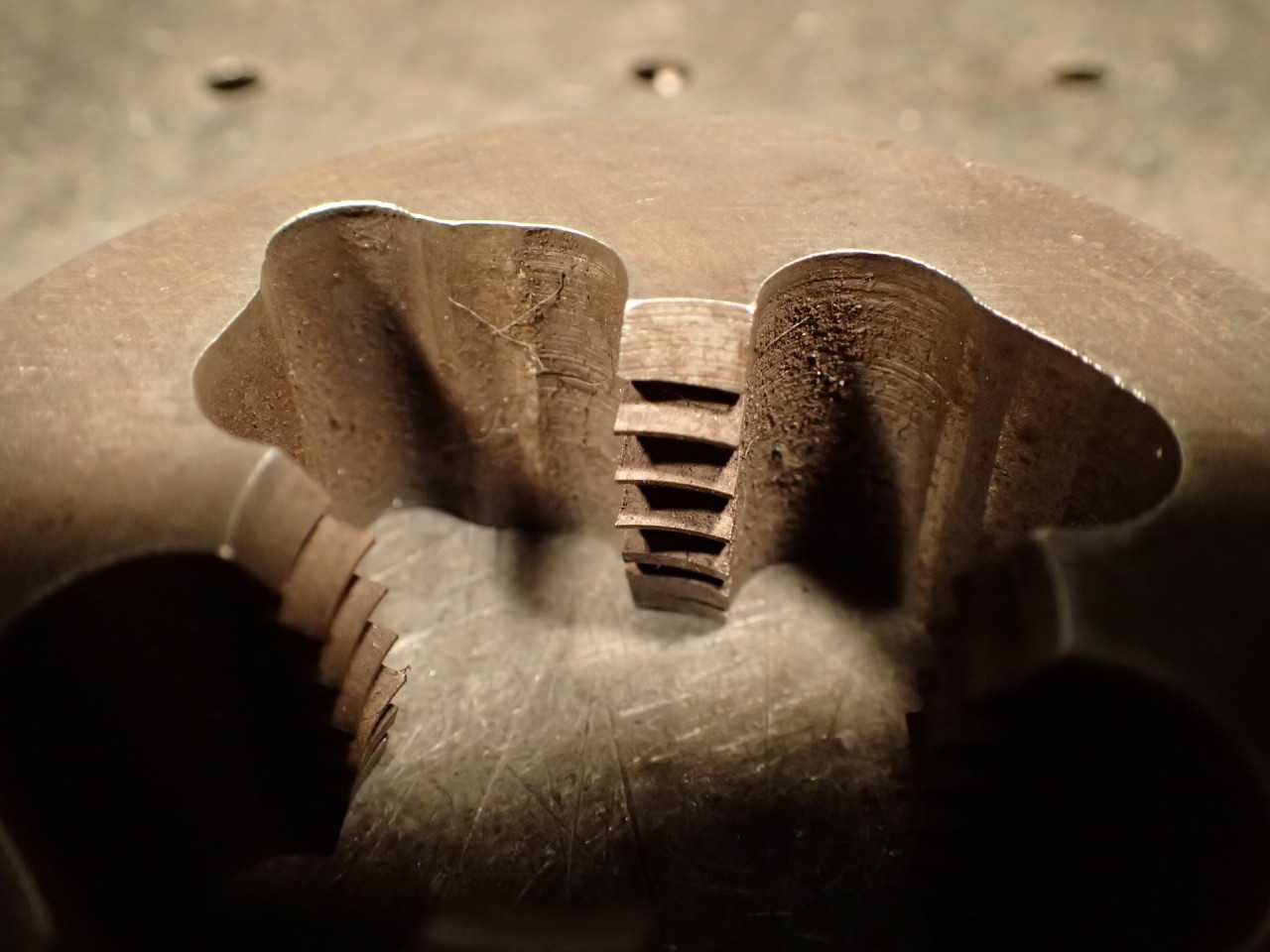 Greenfield 1-1/4" -7 NC Split Thread Threading Die: 3" Round Body, USA - HOLEMAKING TOOLS