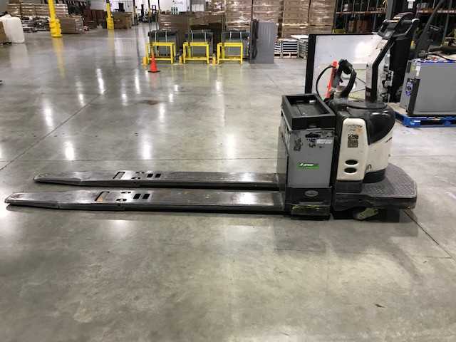 2005 Crown PE4000-60 rider jack, Hebron, KY - MANUAL PALLET JACKS