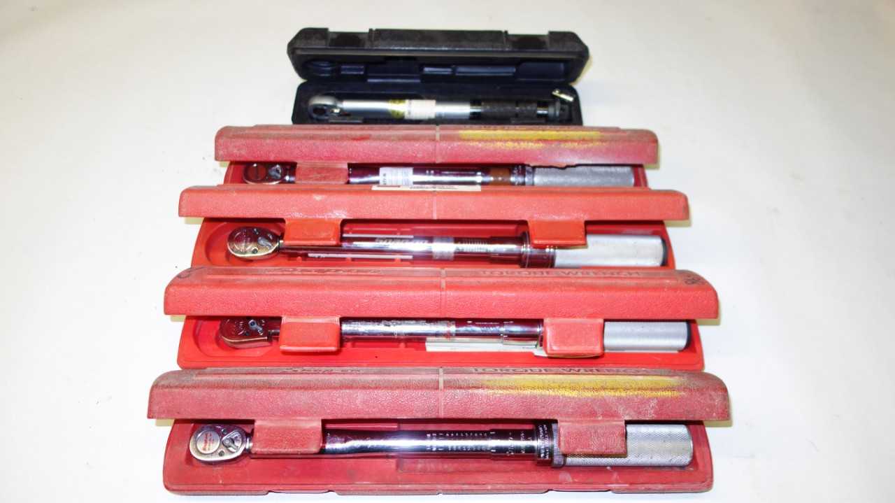 LOT OF 5 ASSORTED SNAP-ON TORQUE WRENCHES, 4X 3/8 IN, 1X 1/4 IN - HAND TOOLS