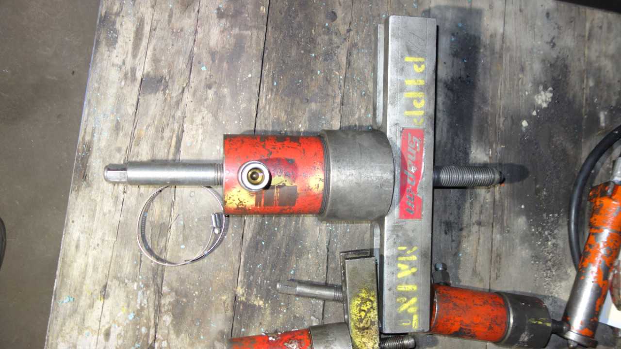 ASSORTED SNAP-ON HYDRAULIC PRESSES AND HAND PUMPS - MISCELLANEOUS