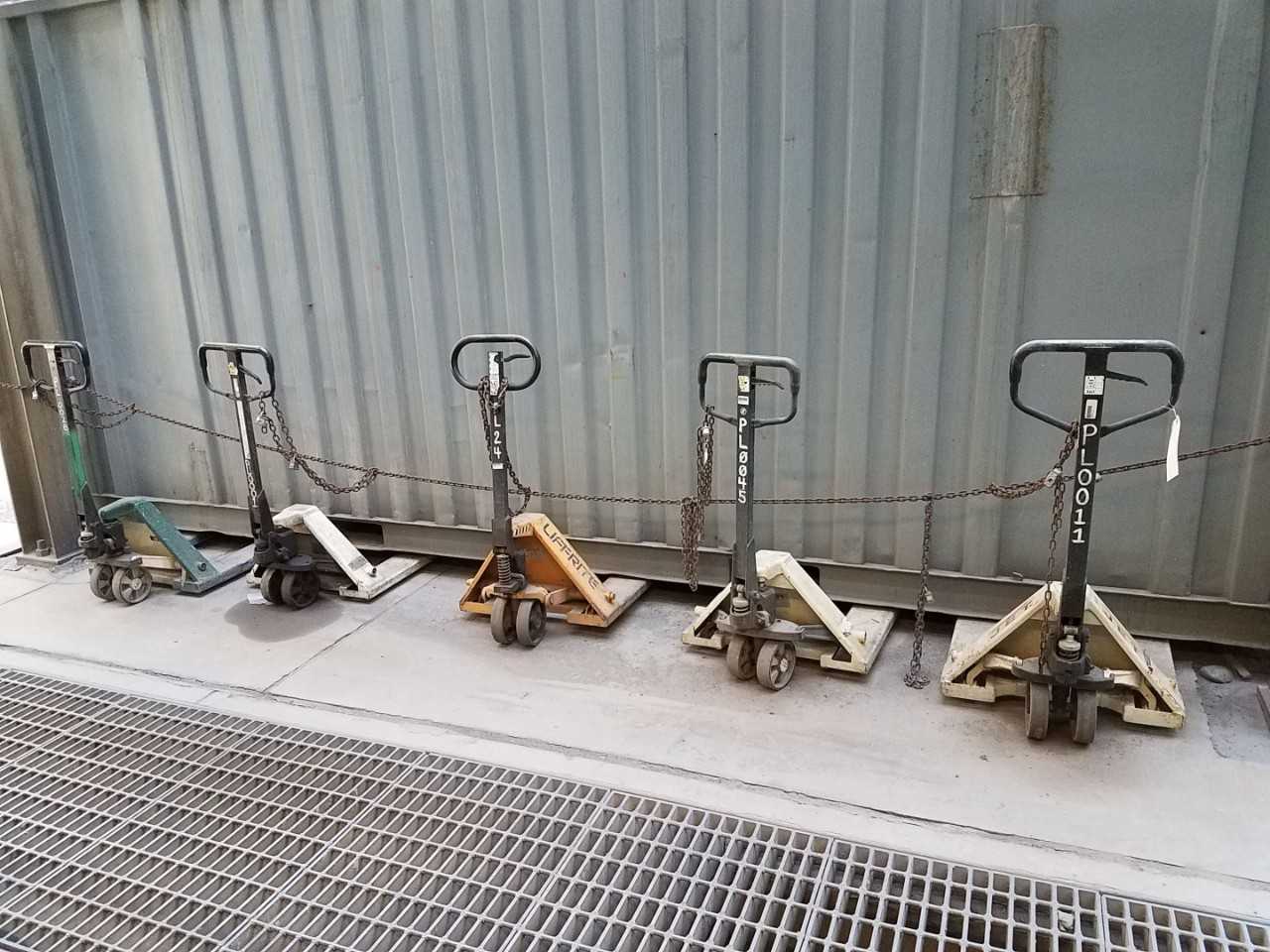 Lot of 6 pallet jacks - MANUAL PALLET JACKS Lot of 6 pallet jacks - MANUAL PALLET JACKS
