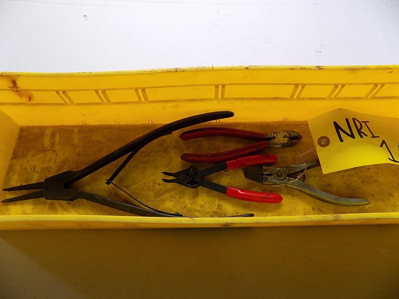 LOT OF ASSORTED PLIERS - MISCELLANEOUS