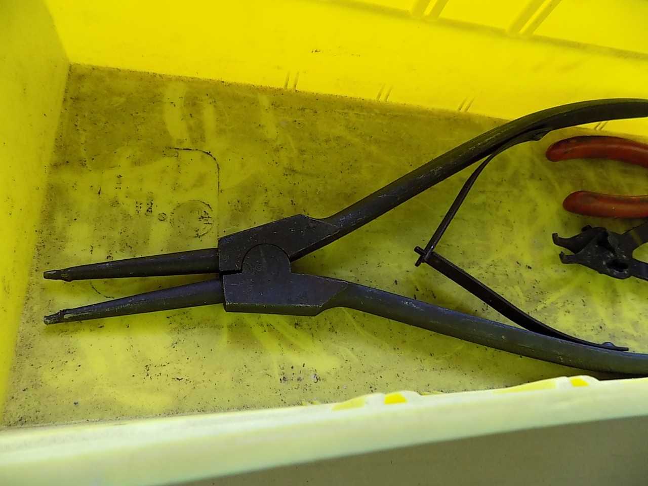 LOT OF ASSORTED PLIERS - MISCELLANEOUS