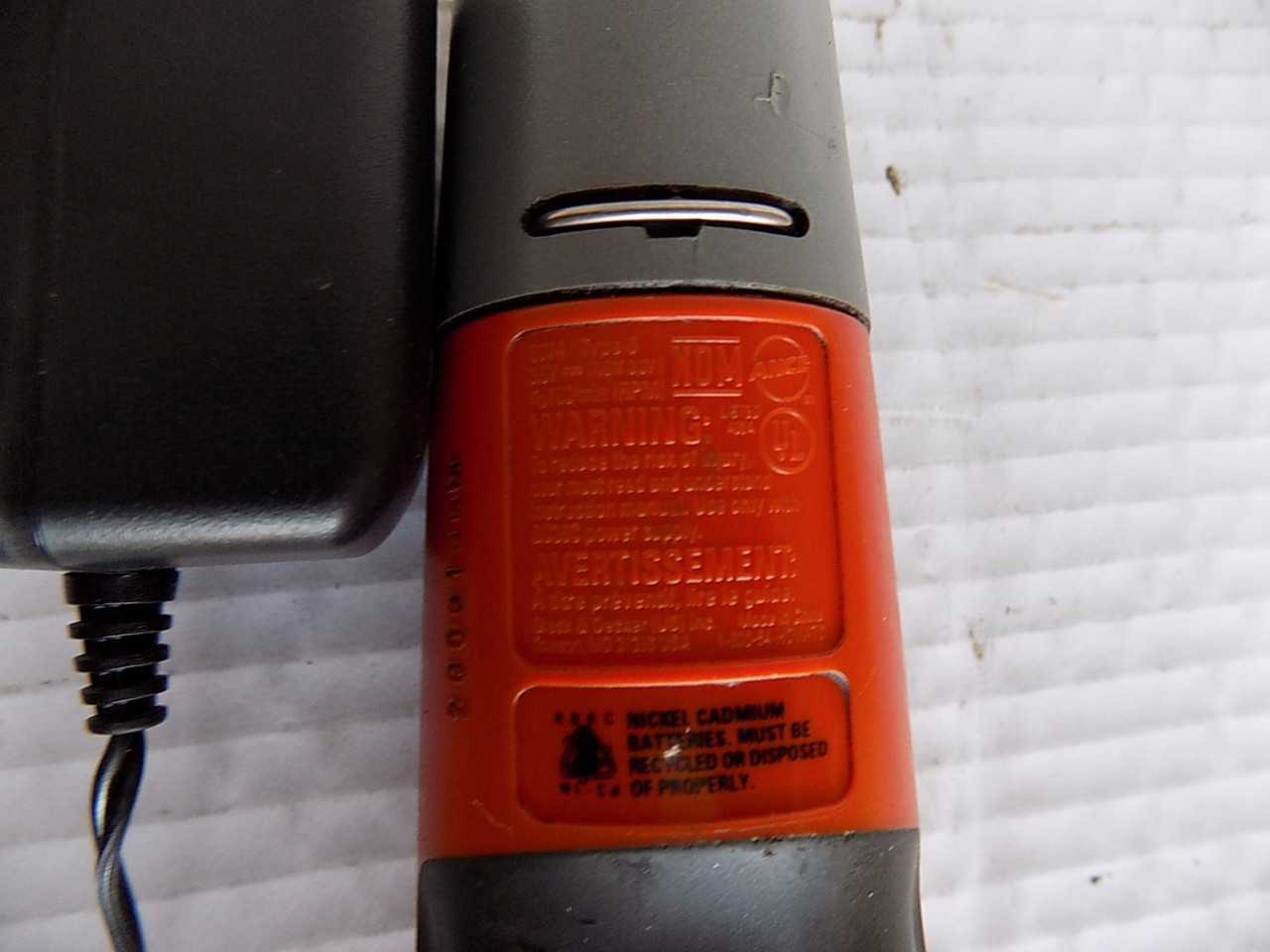 BLACK AND DECKER PORTABLE SCREWDRIVER WITH CHARGER - MISCELLANEOUS
