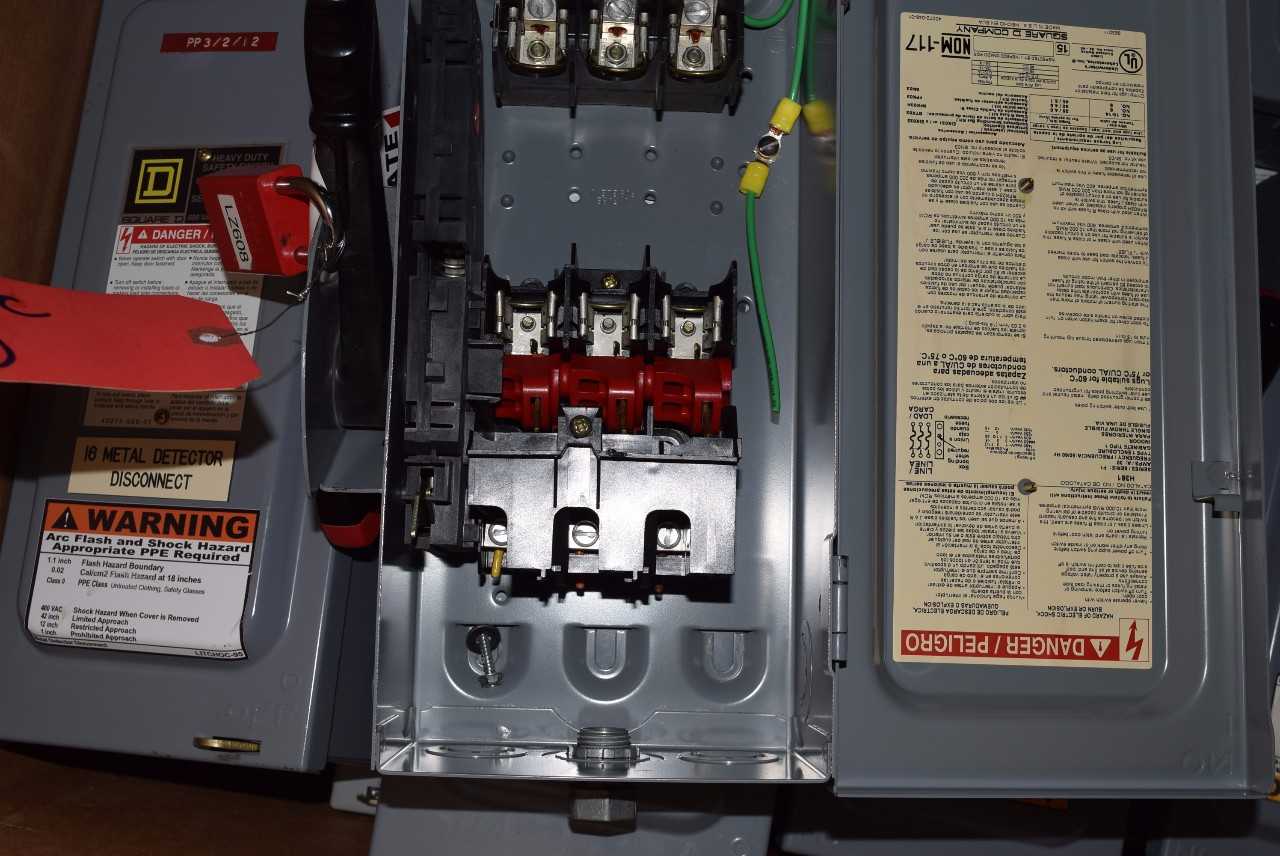 LOT OF 21 SQUARE D 30A AMP 600V-AC DISCONNECT SWITCH - MISCELLANEOUS