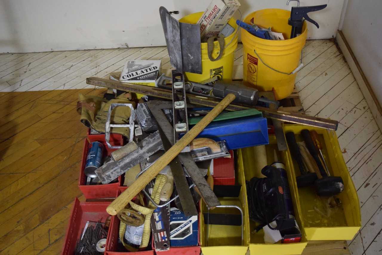 LOT OF ASSORTED TOOLS - MISCELLANEOUS
