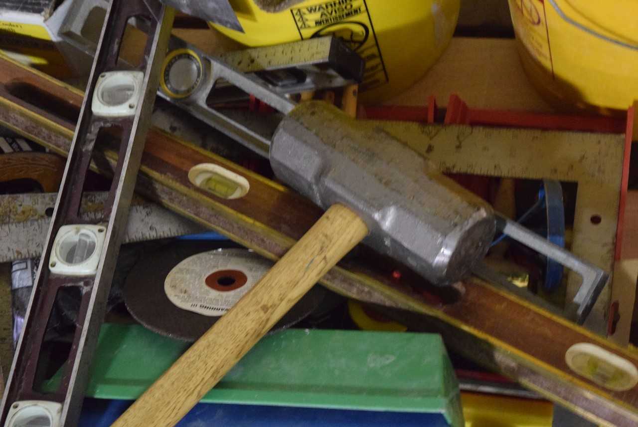 LOT OF ASSORTED TOOLS - MISCELLANEOUS