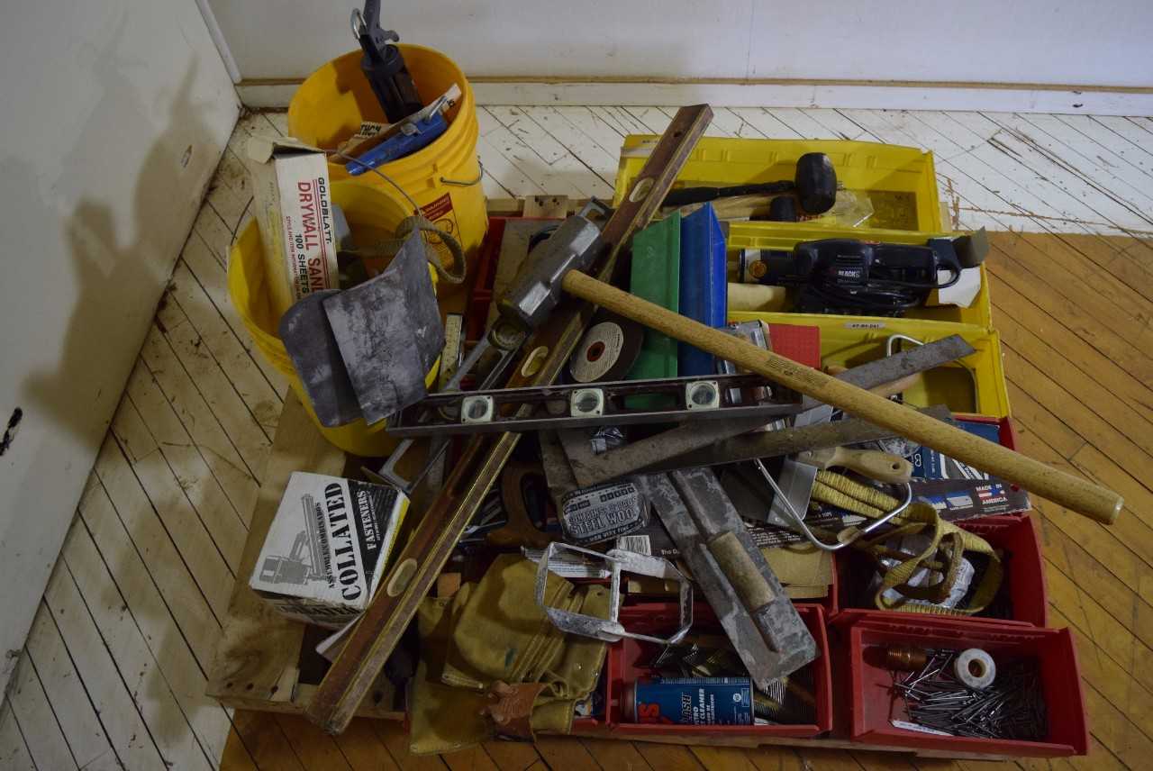 LOT OF ASSORTED TOOLS - MISCELLANEOUS