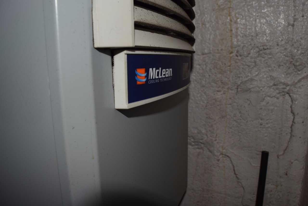 CUTLER HAMMER E. SCREW COMPRESSOR DISCONNECT SWITCH 480 V WITH MCLEANS CONDITIONER - MISCELLANEOUS