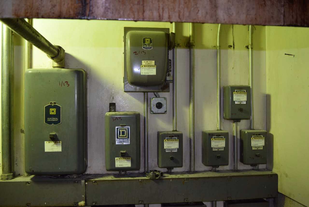 13 X SQUARE D STARTERS AND DISCONNECT SWITCHES - MISCELLANEOUS