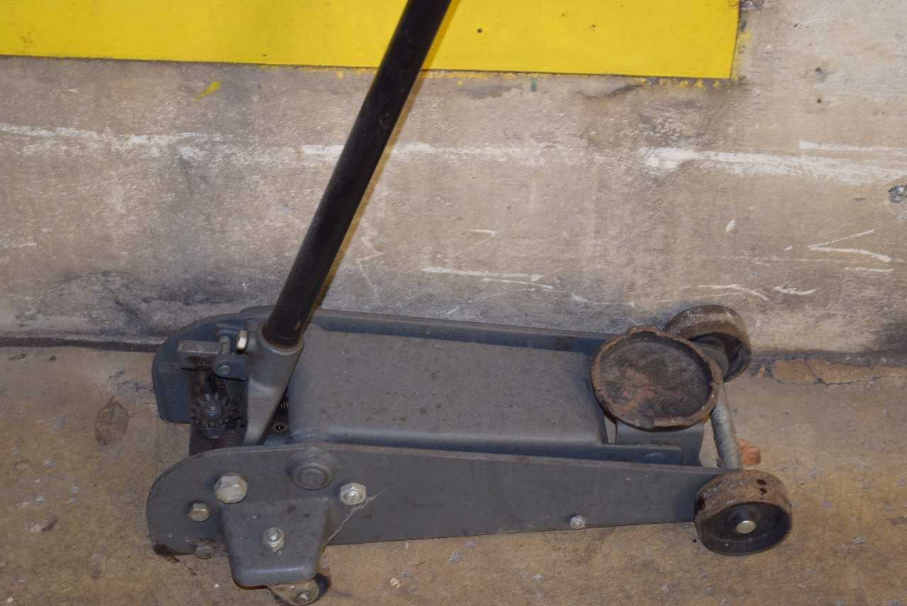 CAR JACK - MISCELLANEOUS