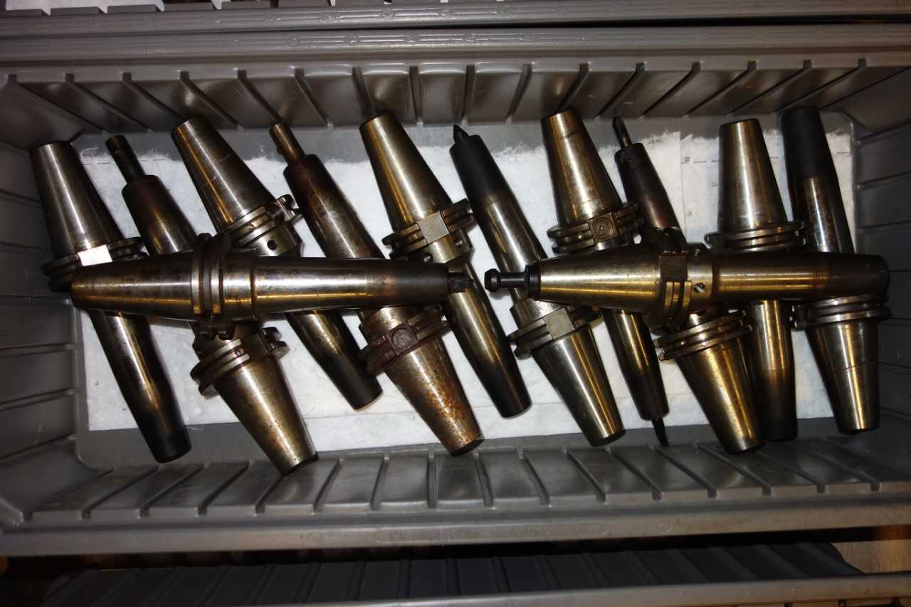 LOT OF ASSORTED CAT 40 TOOL HOLDERS - ELECTRIC POWER TOOLS