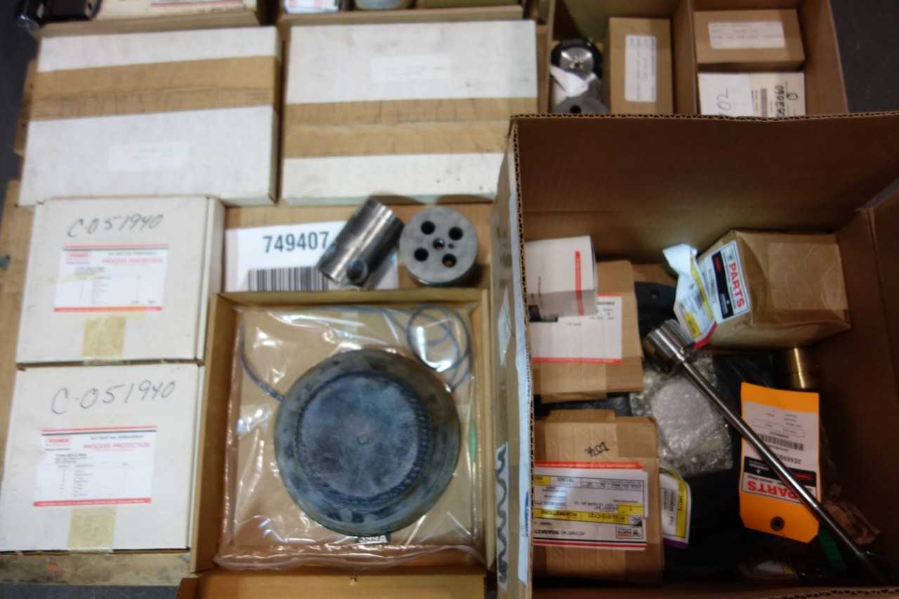 1 PALLET OF ASSORTED VALVE PARTS & ACCESSORIES, CONTROL VALVES- FISHER, GOULDS, VICKERS - CONTROL VALVE