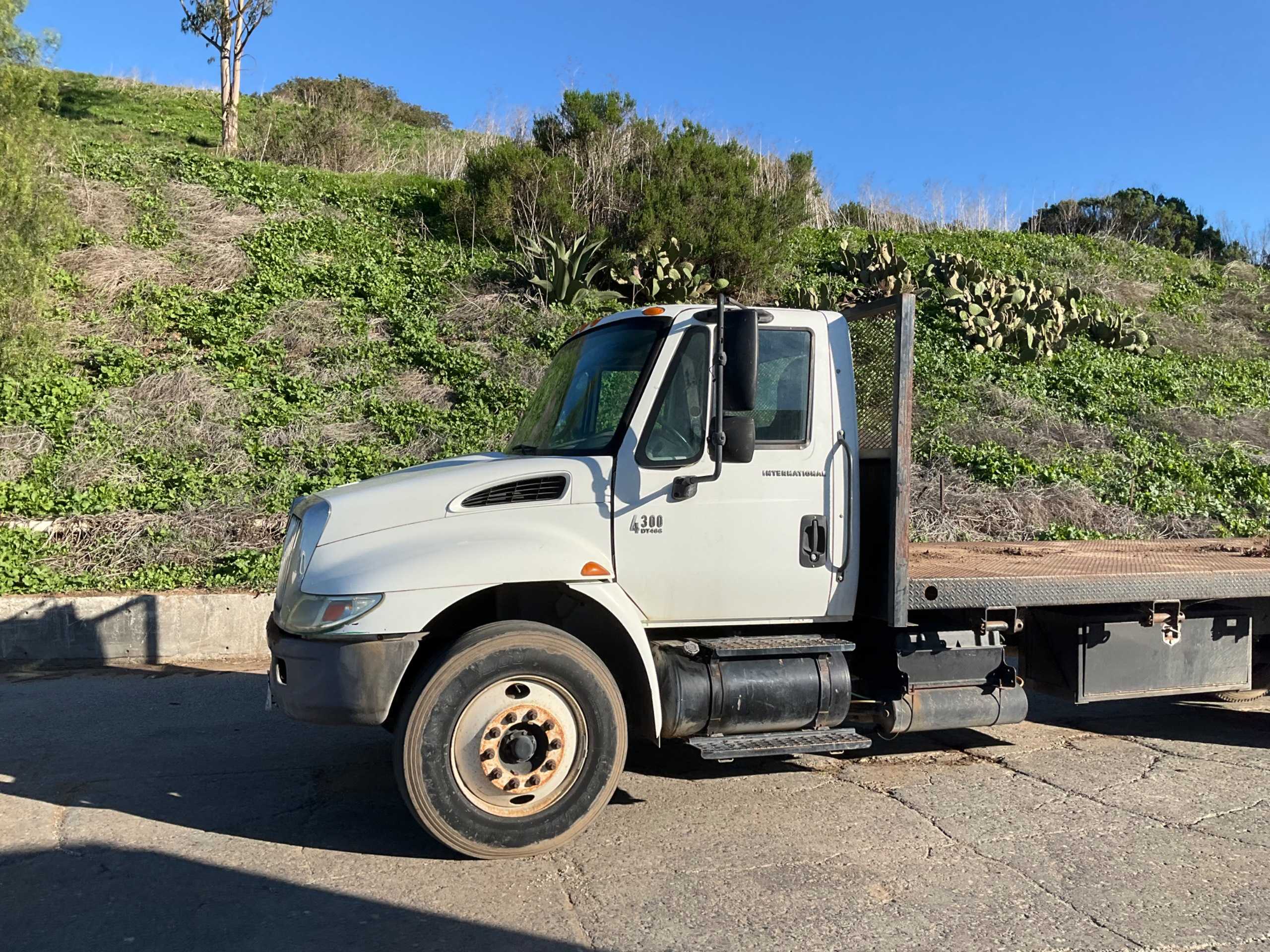 2003 INTERNATIONAL 4300 SBA 4X2 FLATBED TRUCK