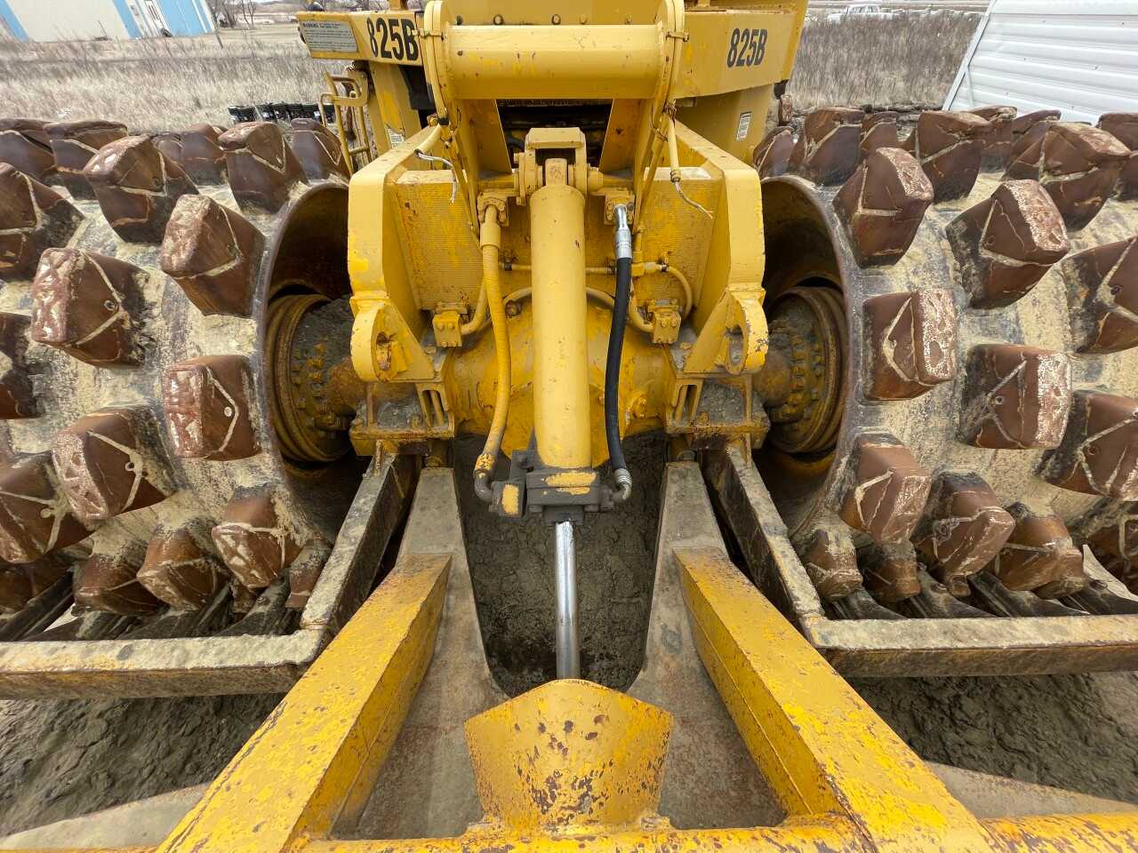 Caterpillar Dozer 825B - CONSTRUCTION EQUIPMENT