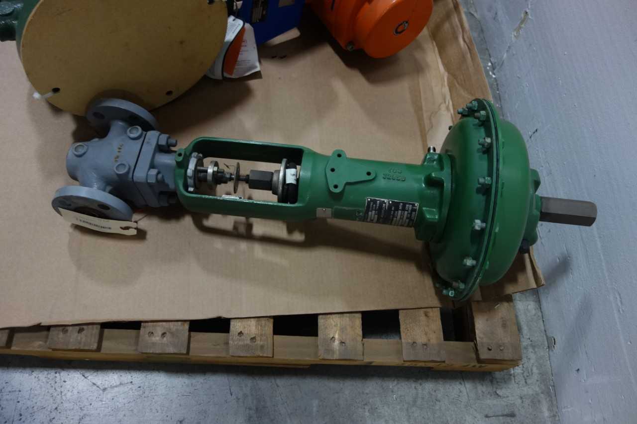 LOT OF 2 ASSORTED FISHER VALVES - VALVES