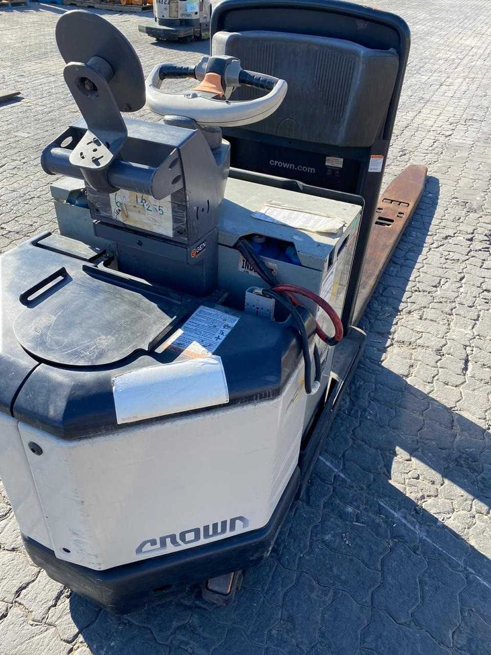 1 CROWN ELECTRIC FORK LIFT - FORKLIFTS