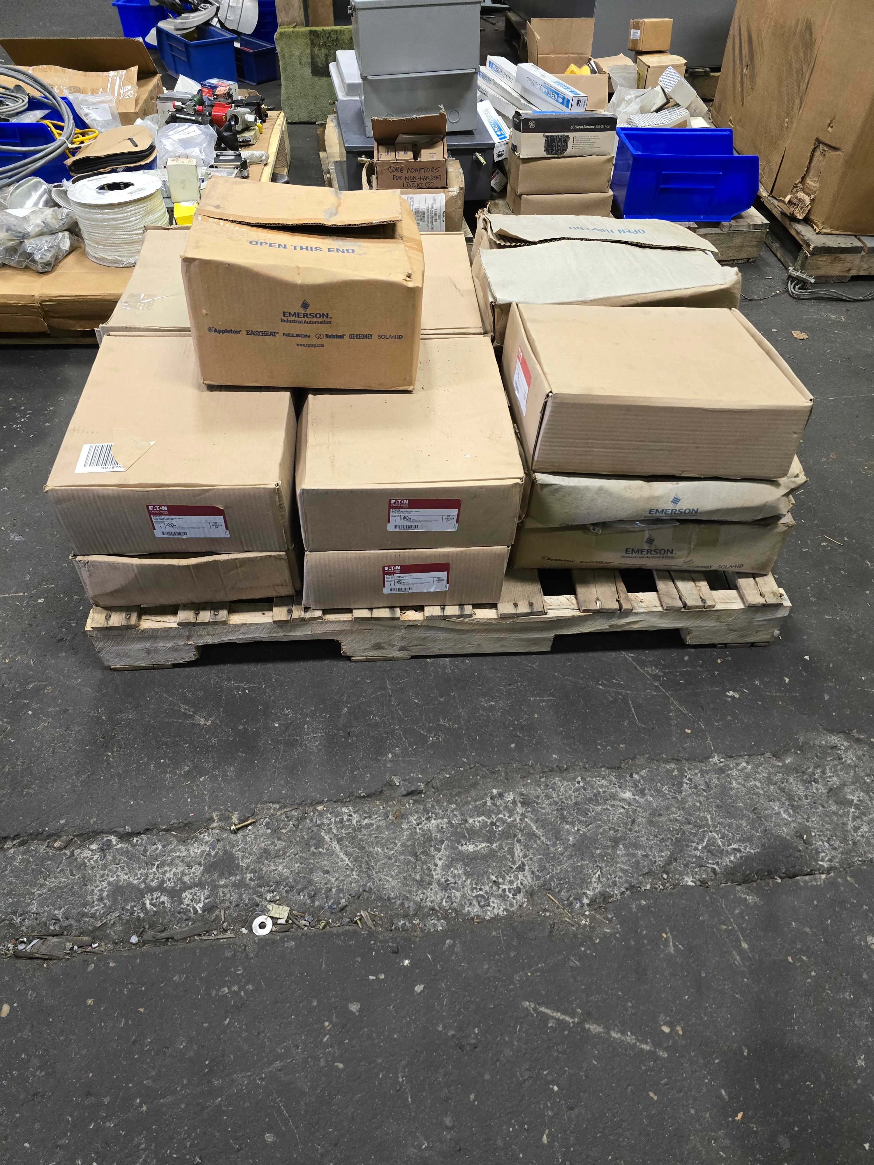 LOT OF EATON & EMERSON MOUTNING HOODS & WALL MOUNT FEED THRU COVERS - LIGHTING LOT OF EATON & EMERSON MOUTNING HOODS & WALL MOUNT FEED THRU COVERS - LIGHTING