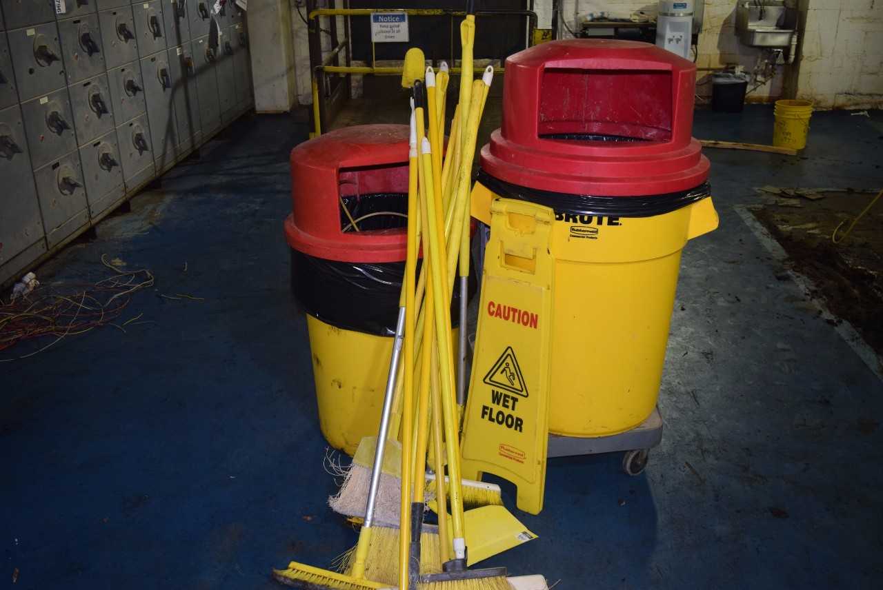 LOT OF JANITORIAL EQUIPMENT - GARBAGE BINS, BROOMS - MISCELLANEOUS