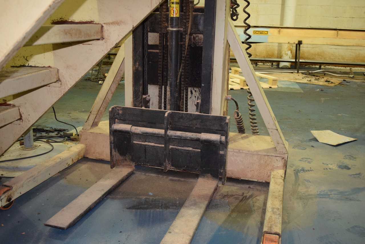 CROWN 15BR 1500 LBS. CAPACITY ELECTRIC PALLET LIFT TRUCK (DELAYED REMOVAL) - MISCELLANEOUS