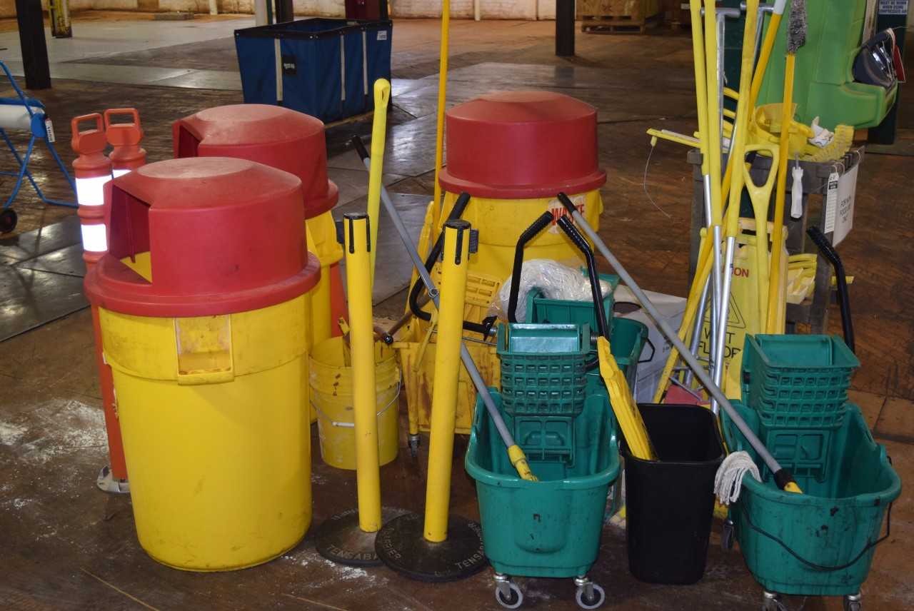 LOT OF JANITORIAL EQUIPMENT - GARBAGE BINS, BROOMS, MOPS, MOP BUCKETS - MISCELLANEOUS