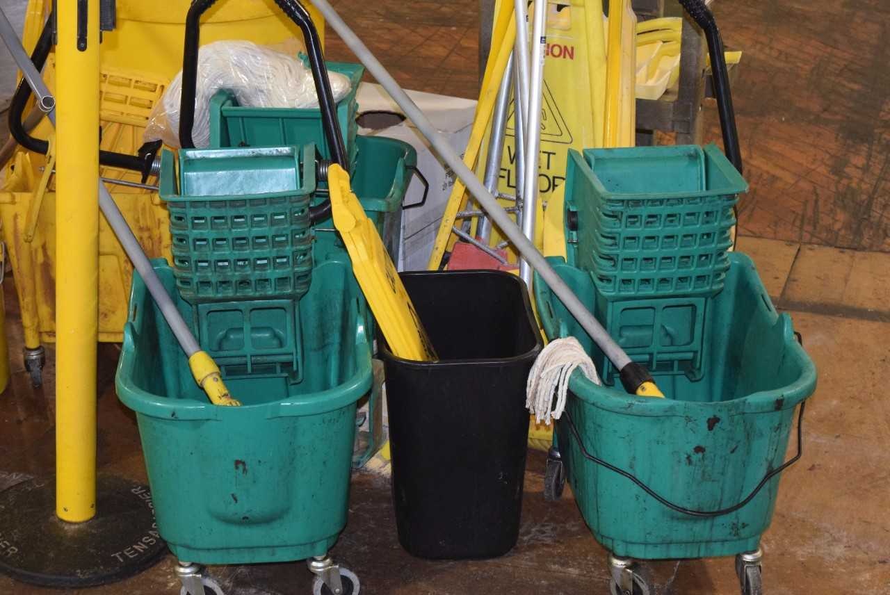 LOT OF JANITORIAL EQUIPMENT - GARBAGE BINS, BROOMS, MOPS, MOP BUCKETS - MISCELLANEOUS