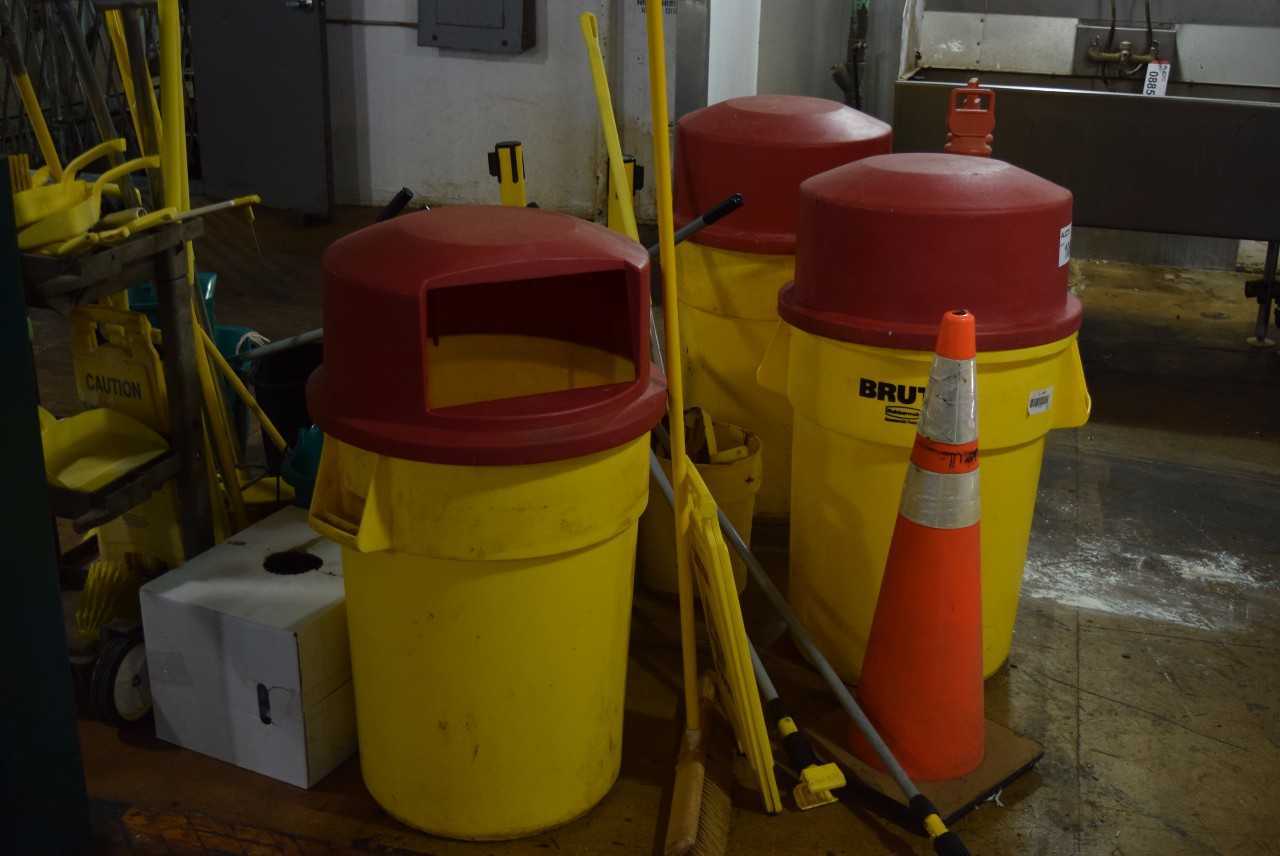 LOT OF JANITORIAL EQUIPMENT - GARBAGE BINS, BROOMS, MOPS, MOP BUCKETS - MISCELLANEOUS