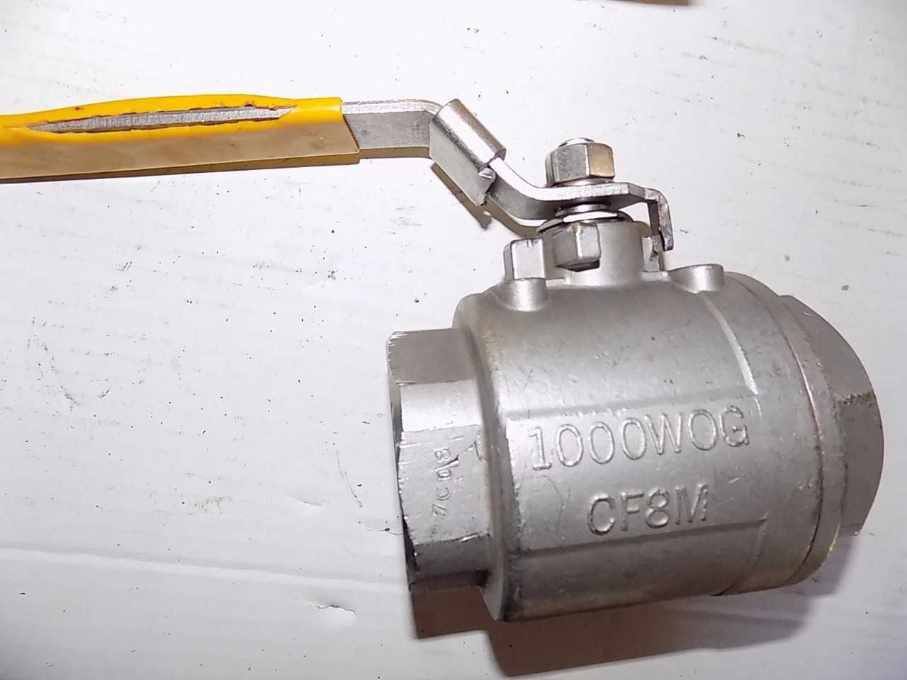 LOT OF 4 STAINLESS AND BRASS THREADED BALL VALVES - MISCELLANEOUS