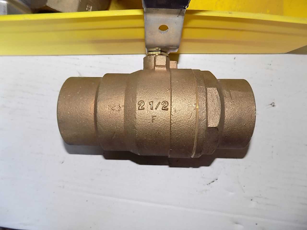 LOT OF 4 STAINLESS AND BRASS THREADED BALL VALVES - MISCELLANEOUS