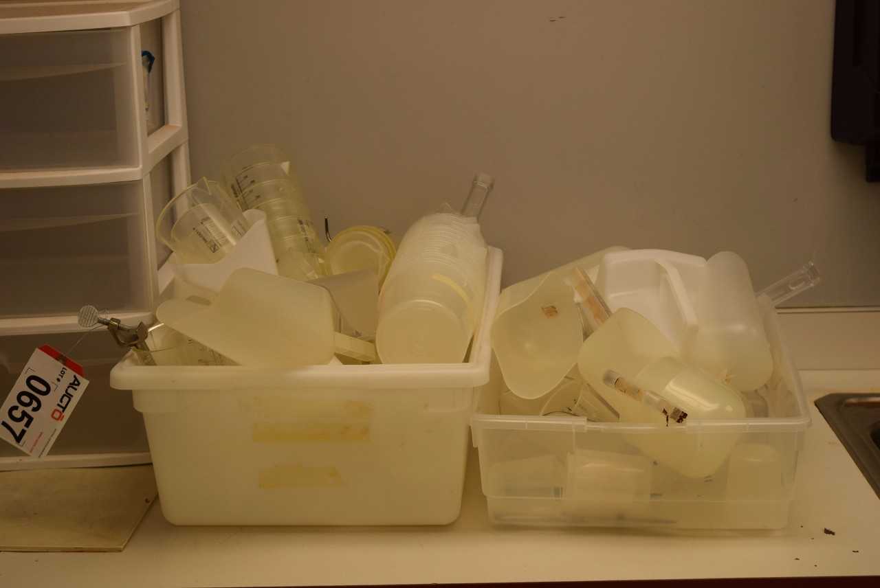LOT OF KITCHENAID UTENSILS AND MEASURING AIDS - MISCELLANEOUS