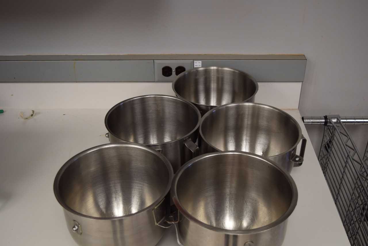 LOT OF STAINLESS MIXING BOWLS - MISCELLANEOUS