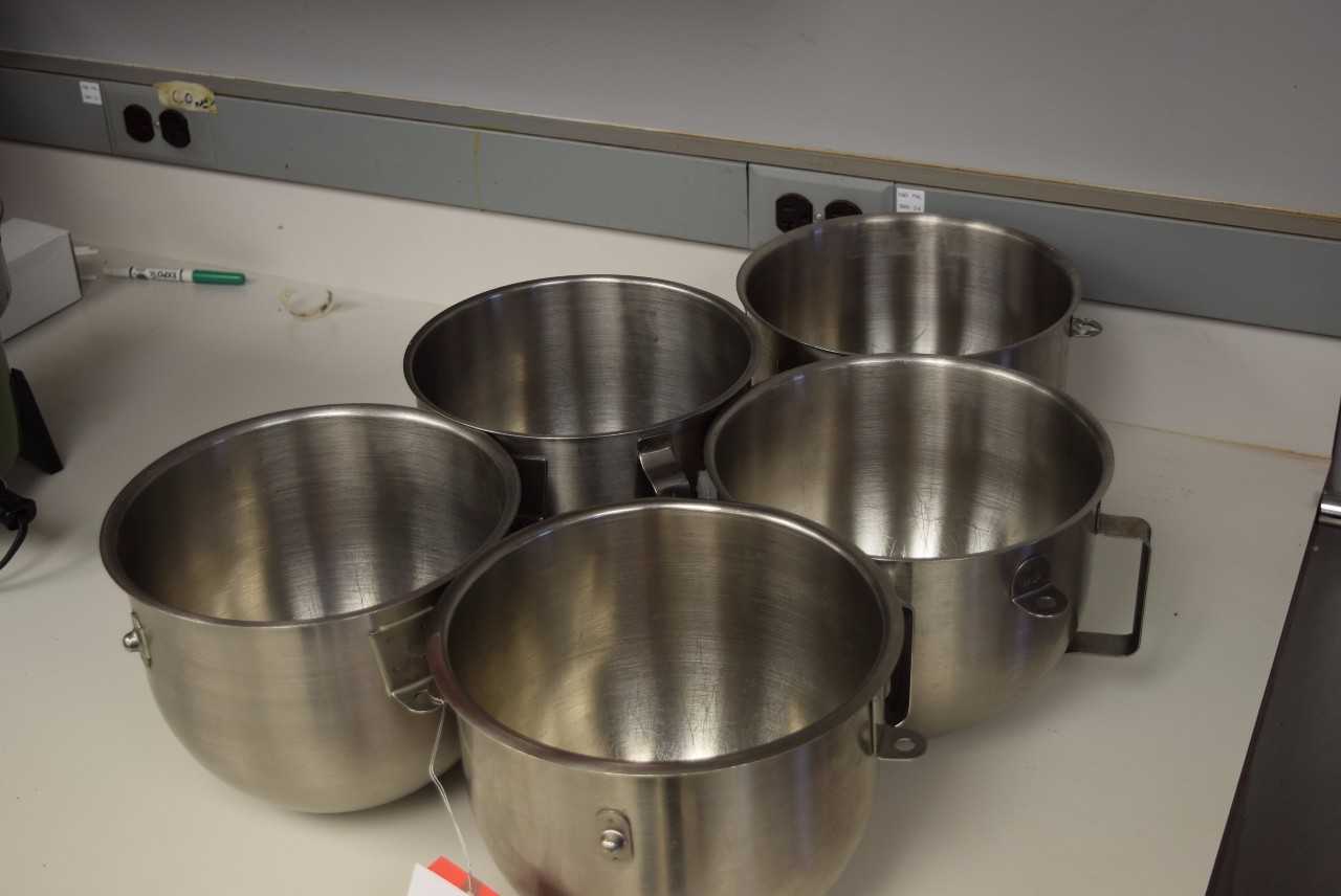 LOT OF STAINLESS MIXING BOWLS - MISCELLANEOUS