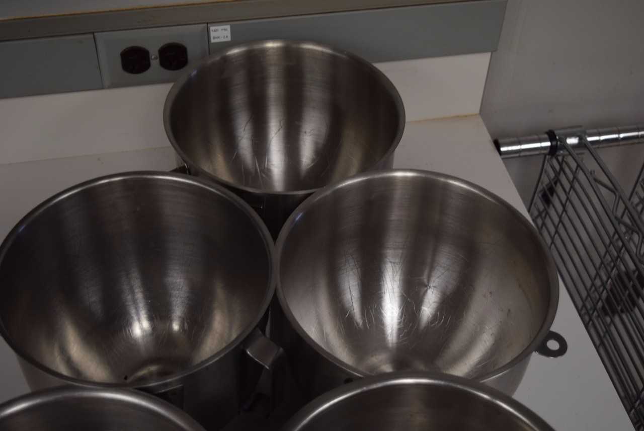 LOT OF STAINLESS MIXING BOWLS - MISCELLANEOUS