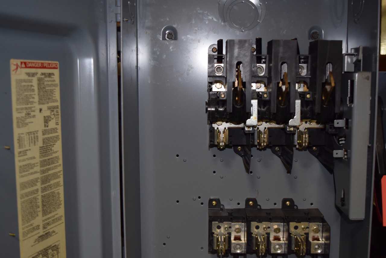SQUARE D 200 A DISCONNECT SWITCH - MISCELLANEOUS