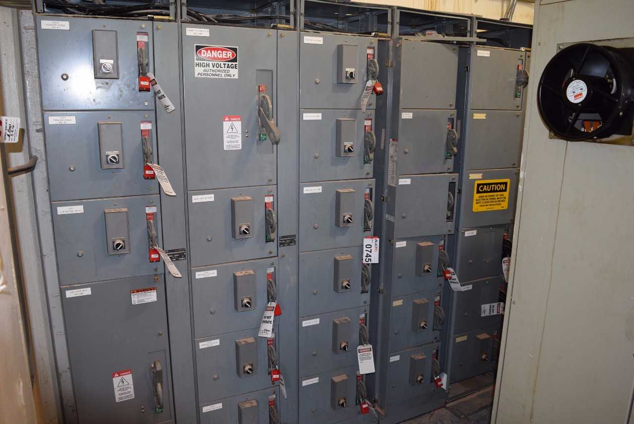 ALLEN BRADLEY CENTERLINE 2100 5 SECTION BREAKER STYLE MCC - MISCELLANEOUS