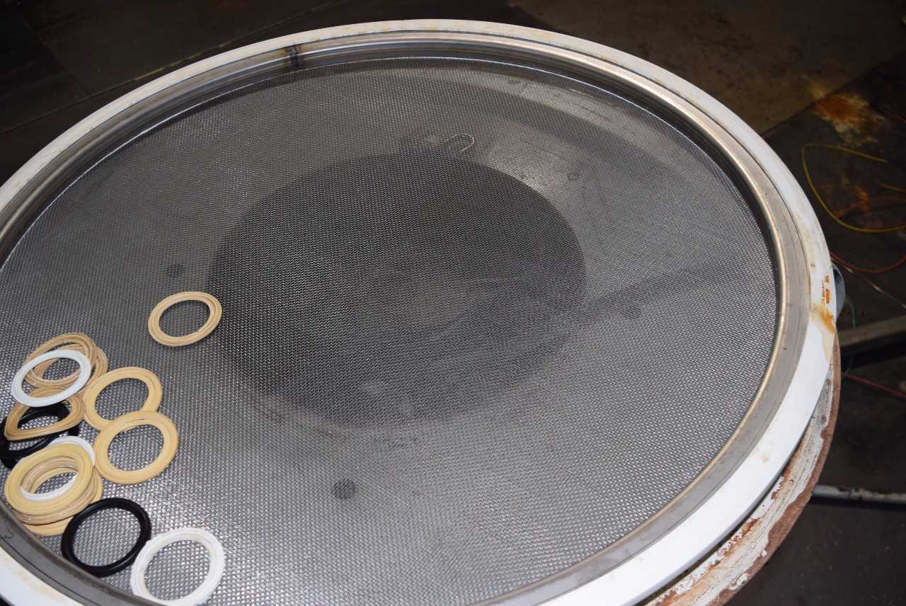30" SWECO LS30 SHAKER BASE WITH SCREEN - MISCELLANEOUS