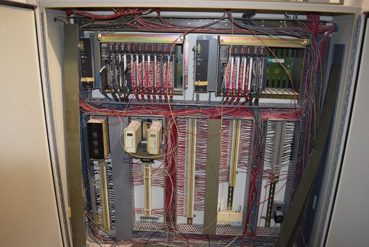 CONTROL CABINET WITH 2 X VEGAMET 512Z LEVEL CONTROLLERS PLC 5 RACKS - MISCELLANEOUS